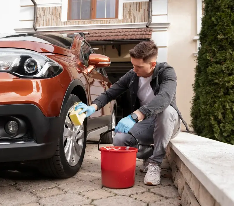 Lavage auto à domicile Baracé : professionnel intervenant sur un véhicule